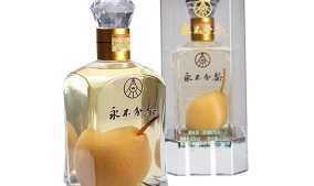 ”五粮液永不分梨酒“的梨怎么放进瓶子的，可以吃嘛？